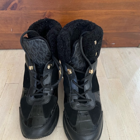 Michael Kors lace up booties with platform and faux fur size 7 - Picture 3 of 4